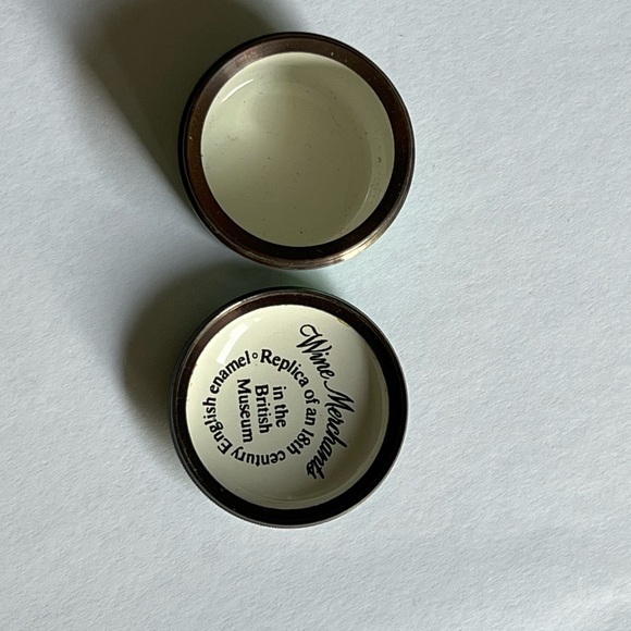 Halcyon Days Bilston & Battersea Enamel Trinket box “Wine Merchant” theme - Picture 5 of 6